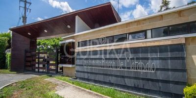 Lote campestre en condominio Rincón de Matapalo – Rozo

Ubicado en una de las zonas campestres con mayor proyección, este lote de 1.210 m² hace parte del condominio Rincón de Matapalo, un entorno campestre que combina naturaleza, tranquilidad y cercanía a la ciudad.

El lote cuenta con acceso vehicular pavimento, cerramiento perimetral general del conjunto y disponibilidad de todos servicios públicos. Seguridad 7/24. Su topografía y área lo hacen ideal para desarrollar un proyecto de vivienda unifamiliar campestre o como inversión para valorización futura.

El condominio está rodeado de naturaleza, con fácil acceso desde la vía principal, y una comunidad que valora la privacidad, seguridad y la conexión con el entorno verde.

Ubika tu lugar para crecer con aire puro y naturaleza.
