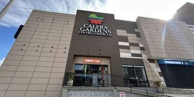 Se arrienda local en centro comercial en la calera. cuenta con 13 mts de un nivel, ofrece un ambiente ideal, con iluminación y ventilación natural. dispone area de oficina y recepción,dos baños comunales, pisos en ceramica, no cuenta con restricciones de uso. El inmueble se ubica esquinero diagonal a zona de comida. ubicado y sobre vía la cual goza de un excelente flujo de personas. sus vías de acceso son por la carrera dos y calle novena a. perfecto para quienes buscan visibilidad y comodidad en una zona comercial dinámica. ¡contáctanos Para más información comuníquese con el ejecutivo comercial Manuel Quiroga  al celular o whatsapp 3176569166 o al correo manuel.quirogainmobiliariasaliadas.com