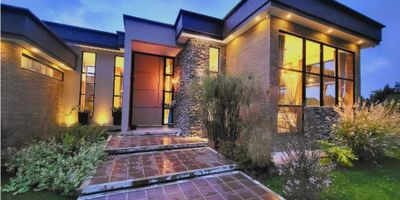 Código 9228FR641 VENDO CASA MODERNA EN ZONA CAMPESTRE, muy cerca al pueblo, CON ACABADOS PREMIUM, ILUMINACION AUTOMATIZADA, ACABADOS EN MADERA, PISO ESPAÑOL, CHIMENEA, SISTEMA DE SEGURIDAD, JARDIN INTERNO, ESTUDIO, ZONA SOCIAL CON COCINA TOTALMENTE DOTADA Y UNA GRAN TERRAZA DE ZONA DE BBQ. RODEADA POR LINDOS JARDINES Y VISTA PANORAMICA. 

 

HALL DE HABITACIONES, CON PRIVACIDAD TOTAL,  TRES HABITACIONES DE GRAN TAMAÑO, CADA UNA CON WALLKING CLOSET Y BAÑO.  AREA DE JACUZZI INDEPENDIENTE. 

 

 

LA PROPIEDAD CUENTA CON 2 TANQUES DE ALMACENAMIENTO DE AGUA, AMPLIAS ZONAS DE PARQUEO, DOS DEPOSITOS Y UN LOTE CONTIGUO DE GRAN TAMAÑO. ESTÁ UBICADA A 10 MINUTOS DE LA VIA PRINCIPAL, RUTAS ESCOLARES Y DOMICILIOS.

 

Contáctenos para conocer más detalles de esta propiedad y conocer el video 360.
