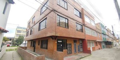 Aparta estudio esquinero,  ubicado en el noroccidente de Bogotá, barrio Garcés Navas,  en primer piso con vista externa. El aparta estudio esta distribuido por una alcoba con closet, baño, espacio para sala o comedor, cocina integral y zona de lavandería con servicios públicos de agua y gas independiente,  luz compartida, a  una cuadra de la parada del alimentador del Garcés Navas, cerca a OXXO, instituciones educativas como Nueva constitución y Charri, tiendas de barrio  como D1. Con vías de acceso como la calle 80 y 72.