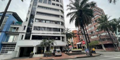 Oficina de 45 metros con 2 ambientes, cocineta, aires central, baño prinvado y garaje privado, tiene una distribución ideal para aprovechar el maximo los espacios, iluminada, edifico con porteria y ascensor. Esta ubicada a una cuadra de al avenida sexta, en un sector estrategivo ideal para abogados, negocios de servicios, entre otras muchas opciones. Agenda tu cita ya.