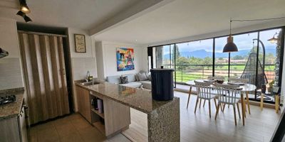 código 922FR8682 ¡Oportunidad! Ahorre $25 millones (precio anterior: $595 millones). Apartamento en venta en Cajicá,esquinero, como nuevo, con dos balcones, excelente iluminación y vista a las montañas y al Club La Hacienda. Ubicado en un 5to piso, cuenta con 95 m², amplia zona social con balcón, 3 habitaciones (la principal con walk-in closet, balcón y baño privado), 2 baños completos y 1 social, zona de TV o estudio y lavandería independiente. Tiene 2 parqueaderos y está en conjunto cerrado con vigilancia 24/7, Club House con piscina, gimnasio, zonas infantiles y zonas verdes. Administración: $580.000. Cerca de vías principales, comercio, colegios y universidades.
