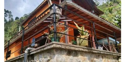 CODIGO:  9228FR669  Buscando una Finca para descansar y Tambien Alquilar?.  Esta propiedad es perfecta,  casa de 2 pisos amoblada, con piscina a 15 minutos del centro.

 

 

?  6800 mts de Lote.

? Casa de 2 pisos con 6 parqueaderos...ubicados en área plana del lote.

? PISCINA.

? AMOBLADA

? KIOSCO PARA ASADOS (parrilla y estufa de leña.

ARBOLES FRUTALES.

4 habitaciones (3 en primer piso, 1 en segundo piso) todas con closet.

3 baños, principal con tina.

Sala comedor.

Cocina integral,

Parqueadero para 6 carros.

Cercada en casi su totalidad.

 

Agua de Nacimiento, tanques de almacenamiento, energia eléctrica,

Gas propano.

ESCUCHAMOS OFERTAS
