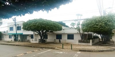 SE VENDE CASA RESIDENCIAL O COMERCIAL, INMUEBLE UBICADO EN LA ZONA PUERTA ENTRADA DE LOS BARRIOS DEL SUR DE MONTERIA, EL INMUEBLE PUEDE SER VIVIENDA O UTILIZACION PARA EMPRESAS O NEGOCIOS, YA QUE SU UBICACION ESTA EN UN SECTOR MUY COMERCIAL A LAS ENTRADAS DE LOS BARRIOS DEL SUR DE LA CIUDAD, UBICADO EN UNA AVENIDA PRINCIPAL, CONSTA DE DOS HABITACIONES, TRES BAÑOS LAS HABITACIONES CON BAÑOS PRIVADOS Y CLOSET, EL GARAJE ADECUADO COMO LOCAL COMERCIAL CON UN BAÑO PRIVADO, UN LOCAL  AMPLIO, UN LOTE PARA FUTURAS CONSTRUCCION. LA CASA ES NEGOCABLE SE ESCUCHAN OFERTAS. TU GRAN OPORTUNIDAD TENER UN INMUEBLE RESIDENCIAL COMERCIAL.

