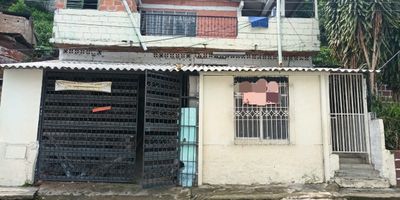 ¡Oportunidad de inversión en el oeste de Cali!
Se vende propiedad en el barrio Aguacatal, sector fresco y tranquilo del oeste de la ciudad, con excelente ubicación sobre vía principal, justo arriba del Colegio La Presentación.

Esta construcción de dos pisos cuenta con:
️ Cuatro apartamentos independientes ideales para renta
️ Una bodega amplia con apartaestudio incluido
️ Lote posterior con gran espacio libre para seguir construyendo o ampliar 740 m2

 Zona de alta rentabilidad
 Servicios públicos con tarifas más económicas
 Fácil acceso a transporte, colegios y zonas verdes

Perfecto para inversionistas que buscan ingresos mensuales ( produce mas de 2 millones al mes) y potencial de valorización. ¡No dejes pasar esta oportunidad en una de las zonas más buscadas del oeste!

 Contáctanos para agendar una visita.