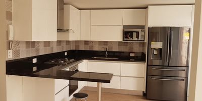 ¡Se vende casa en conjunto cerrado en el barrio El Caney! Área de lote: 127 m² y construida: 140 m². Estrato 4. Casa de 3 niveles totalmente remodelada, con pisos en porcelanato y luces LED. En el primer nivel cuenta con sala, comedor, cocina americana, baño social, patio, depósito y 2 parqueaderos. En el segundo nivel hay 3 alcobas con clóset (una con baño privado), estudio con aire acondicionado y baño de alcobas. En el tercer nivel se encuentra la alcoba principal con vestier, balcón, aire acondicionado y baño. La unidad ofrece seguridad 24/7, cámaras, piscina para adultos y niños, salón social y juegos infantiles. Administración: $411.000. Valor: $495 millones.