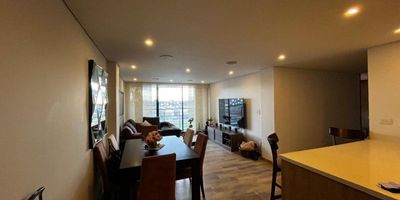 Descubre este moderno apartamento en venta en el conjunto Torres de San Francisco. Ubicado en un 6º piso, con excelente vista exterior y un área de 83 m², ofrece amplios espacios, 1 habitación, 2 baños, balcón ideal para disfrutar del aire libre y cocina abierta de concepto moderno. El conjunto brinda comodidades como terraza BBQ, coworking, gimnasio, zonas húmedas, zona de juegos para niños y vigilancia 24 horas. Perfecto para quienes buscan confort, seguridad y calidad de vida. Vive cerca de vías principales, comercio y servicios. ¡Haz de este espacio tu nuevo hogar!