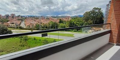 Apartamento en excelente ubicación en San Antonio de Pereira, cómodos espacios y buenos acabados, tres alcobas, dos baños, cocina integral, salón comedor y balcón, zona de ropas, parqueadero y cuarto útil. Administración incluida. Asesora Alejandra Gutierrez 317 4292454.