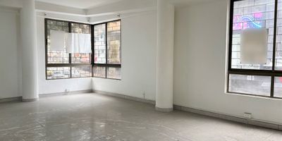 Se arrienda excelente local comercial ubicado en un segundo piso Centro parque del Periodista, una zona estratégica de alto flujo peatonal y vehicular, ideal para emprender o expandir tu negocio.

Este espacio cuenta con una amplia área de 64 mt en un formato de espacio abierto, que permite una gran versatilidad en su distribución y adecuación. Su piso en cerámica ofrece una apariencia moderna y fácil mantenimiento, ideal para comercios, oficinas, consultorios o servicios.

Entre sus características adicionales destacan.
Dos baños independientes, ideales para el uso de personal o clientes.
Bodega pequeña, perfecta para almacenamiento de inventario o insumos.
Red de gas instalada, funcional para negocios que requieran este servicio cafeterías, bares, laboratorios, entre otros.

Ubicado en el reconocido sector del Centro parque del Periodista, este local está rodeado de comercio consolidado, entidades financieras, estaciones de transporte público y una amplia oferta de servicios.