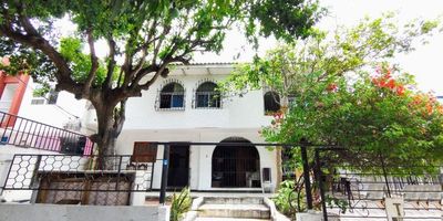 En Financar Inmobiliaria te presentamos una propiedad con alto potencial de inversión y excelente proyección de valorización. Esta casa de dos niveles cuenta con cuatro apartamentos independientes, además del área principal de la vivienda, distribuidos en una generosa construcción de 402 metros cuadrados. Es ideal para quienes buscan generar ingresos adicionales por arriendo o para familias que deseen compartir un mismo espacio con independencia y comodidad. Su amplitud y distribución permiten múltiples usos y adaptaciones. Con el acompañamiento profesional de Financar Inmobiliaria, es muy fácil que esta sea la oportunidad que estabas esperando para hacer de esta propiedad tu hogar o tu próximo proyecto inmobiliario.