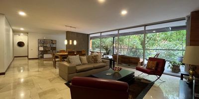 Apartamento AMOBLADO en arriendo en unidad cerrada, ubicada en sector residencial, con facil acceso y salida desde via principal, entorno tranquilo de poco flujo vehicular con transito de solo residentes, conexion a gran variedad de servicios complementarios. Cuenta con piso en marmol y madera, sala y comedor independientes, estudio, 3 alcobas con baño en cada una y vestier en la principal, baño social, cocina integral cerrqada, baño de servicio, cuarto útil, zona de ropas, balcón, terraza y parqueaderos paralelos cubiertos.  Conjunto cerrado con ascensor y zonas sociales que incluyen piscina, gimnasio, salón social, parques infantiles, placa polideportiva, zonas verdes, vigilancia y portería 24 horas y circuito cerrado de tv.Inmuebles sujetos a verificación de disponibilidad