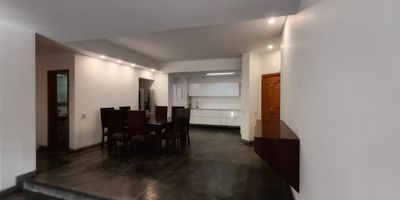 ¡Vive en una de las zonas más cotizadas de Cali! Este hermoso apartamento en tercer piso se encuentra en el exclusivo sector del oeste, reconocido por su frescura, naturaleza y cercanía a comercios, restaurantes y servicios. Ubicado en la prestigiosa unidad Torres de Monte Verde, disfrutarás de completas zonas comunes: piscina, turco, senderos ecológicos, cancha múltiple y juegos para niños. El apartamento cuenta con cocina abierta equipada con mesones en neolith, un material premium resistente a rayones y altas temperaturas. Cuenta con 2 habitaciones con baño privado y un estudio que se puede usar como tercera habitacion. Tiene además 2 depósitos y espacios iluminados que se conectan con el entorno verde. También cuenta con dos balcones. Ideal para quienes buscan calidad de vida, tranquilidad y excelente ubicación. ¡Agenda tu visita y descubre tu nuevo hogar en el oeste!
