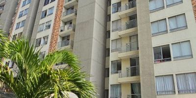 Descubre la elegancia y comodidad en este exclusivo apartamento de 3 habitaciones con closet, cortinas, de las cuales dos tienen baño privado y un  baño auxiliar , con parqueadero bajo techo incluido. Con una distribución inteligente y espacios amplios, este inmueble te brinda la privacidad y confort que buscas. Disfruta de sus 77 metros cuadrados, perfectos para crear ambientes acogedores y funcionales. Vive la experiencia de un estilo de vida único en este lugar que pronto podrás llamar hogar. ¡No dejes pasar esta oportunidad!