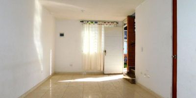 ¡Descubre la casa de tus sueños! Esta hermosa casa de 3 habitaciones y 3 baños, con 64 metros cuadrados, es la oportunidad perfecta para comenzar una nueva vida. Esta casa es una excelente inversión, con un precio de $154.000.000. Imagina la tranquilidad de vivir en una casa con todas las comodidades que necesitas. Esta casa es una excelente opción para aquellos que buscan un hogar cómodo y acogedor. Si estás buscando una casa para llamar hogar, esta es la tuya. ¡No pierdas la oportunidad de hacer de esta casa tu hogar! Para más información, contáctenos a través de SUELOS COLOMBIA S.A.S al número 3245296247.