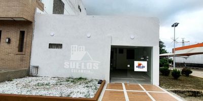 ¡No te pierdas esta oportunidad única! Esta local de 55 m2 es perfecta para emprendedores que buscan un espacio para desarrollar su negocio. Cuenta con 1 espacio y 1 baño, lo que lo hace ideal para cualquier actividad. El precio de arriendo es de $2.700.000. Si estás interesado, no dudes en contactar a SUELOS COLOMBIA S.A.S al número 3245296247. ¡No esperes más y aprovecha esta oportunidad!