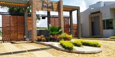 SE  VENDO O SE ARRIENDO HERMOSA CASA EN CONDOMINIO CAMPESTRE , AMOBLADA EN 2.200.000 Y SIN AMOBLAR EN 1.400.000
 PARA LOS AMANTES DE LA TRANQUILIDAD, LA NATURALEZA Y LA CERCANIA AL MAR, CONSTA DE SALA, COMEDOR, COCINA INTEGRAL  ESTILO AMERICANO, HABITACION PRINCIPAL CON CLOSET AMPLIO Y BAÑO INTERNO, DOS HABITACIONES AUXILIARES CON CLOSET, BAÑO FAMILIAR, PATIO AMPLIO, ZONA DE LABORES, AREA PARA JARDIN, ZONA DE PARQUEO PARA 2 CARROS, EL CONJUNTO CUENTA CON PISCINA DE ADULTOS Y NIÑOS, JACUZZI, AMPLIA ZONA BBQ, SALON SOCIAL, AREA INFANTIL, CANCHA MULTIPLE, AMPLIAS ZONAS VERDES, SENDERO PEATONAL, PARQUEADERO VISITANTES, VIGILANCIA PRIVADA 24/7