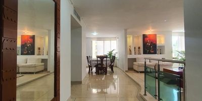 ¡Descubra el lujo de vivir en este hermoso apartamento amoblado! Esta propiedad de 180 metros cuadrados ofrece 4 habitaciones y 5 baños, lo que la hace ideal para familias grandes o para aquellos que buscan espacio adicional. Los parqueaderos para dos vehículos le permiten ahorrar tiempo y energía al no tener que buscar estacionamiento. Esta propiedad se encuentra en una ubicación privilegiada, cerca de todos los servicios y comodidades que necesita. El precio de arriendo de $ 5.500.000 es una excelente oportunidad para disfrutar de la vida en una propiedad de lujo. ¡No pierda la oportunidad de vivir en este hermoso apartamento!