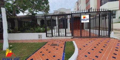 se vende o se arrienda de oportunidad casa full grande en el barrio la cumbre 
350m2 cuenta caja de aires 
sala 
comedor 
5 habitaciones tres con baño interno y todas con closet más el cuarto de servicio con su baño 
estudio 
cocina integral 
patio con BBQ 
garaje cubierto
terraza amplia 
jardín