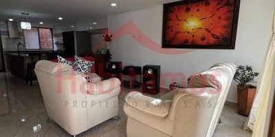 Venta casa en El Carmen de Viboral en unidad abierta con excelente ubicación, salida rápida a Circunvalar por 2 carreteras, salida rápida a la vía El Carmen - Santuario.Casa con hermosos acabados, piso en cerámica, cocina integral muy amplia con isla y mesón en mármol, primer piso cocina, sala, parqueadero, baño con Jacuzzi y patio; segundo piso con 3 habitaciones muy amplias, 1 baño social, sauna o espacio de cuarto útil; tercer piso terraza con un baño y zona bbq, vista panorámica.