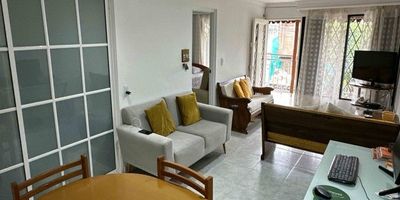 ¡Tu nuevo hogar te espera en el barrio Jorge Zawadsky! Se vende acogedor apartamento en segundo piso, totalmente remodelado, ubicado en edificio independiente con entrada exclusiva. Con 52 m² muy bien distribuidos que aprovechan al máximo cada espacio, este inmueble ofrece una excelente iluminación y sensación de amplitud. Cuenta con 3 habitaciones, 1 baño, sala-comedor, piso en cerámica, puertas corredizas en aluminio y vidrio, cocina amplia y moderna, zona de patio independiente y un encantador balcón panorámico ideal para disfrutar la vista. Además, dispone de antejardín compartido con espacio para parquear moto. ¡Una excelente oportunidad para vivir con comodidad en una zona residencial de tradición en Cali!