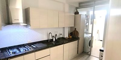 Casa en venta en Homecenter en área independiente, cerca a supermercados, almacenes de cadena, restaurantes, rutas de servicio publico y demás servicios del área. Cuenta con salacomedor, pisos en cerámica, comedor auxiliar, cinco habitaciones con closet, biblioteca, hall de alcobas, cuatro baños, cocina integral tipo americano en mesón de Quartzone, estufa, calentador a gas, zona de ropas, jardín y antejardín. La casa cuenta con dos parqueaderos uno cubierto y uno descubierto. Inmueble sujeto a verificación de disponibilidad. Venta Homecenter Pereira

