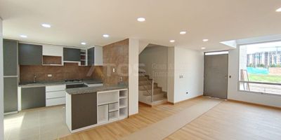Atos Inmobiliaria vende amplia y cómoda casa para estrenar de tres niveles ubicada en el norte de la ciudad, una zona estratégica con excelente valorización, cerca de centros comerciales como Viva, colegios reconocidos como el San Viator y universidades como la Santo Tomás.
En el primer nivel encontrarás sala-comedor, cocina integral, baño social, patio, zona de ropas, parqueadero y depósito.
En el segundo nivel se ubican dos habitaciones, una habitación principal con walk-in closet, dos baños y una acogedora zona de estar.
El tercer nivel cuenta con dos habitaciones adicionales, dos baños y dos terrazas con excelente vista e iluminación natural.
Disfruta de una ubicación privilegiada, con fácil acceso al transporte público, zonas verdes y todos los servicios que necesitas. ¡Aprovecha esta oportunidad única! Contáctanos y agenda tu cita hoy mismo.
