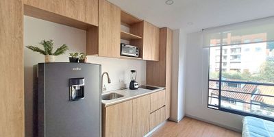 APARTAMENTO DE UN SOLO ESPACIO PARA ARRIENDO. Vista exterior sobre carrera, recibe el sol de la mañana, 2 baños, espacio para lavandería, cocina con estufa de inducción, puerta de seguridad. El apartamento tiene 1 parqueadero independiente y 1 depósito pequeño. El edificio cuenta con portería 24 horas, terraza con bbq, gimnasio, sala para reuniones.
Canon $2.500.000 incluida la administración y caldera (aprox. $60.000)
Pilar Fandiño Hoshino 310 tres cero seis cero nueve cuatro siete.