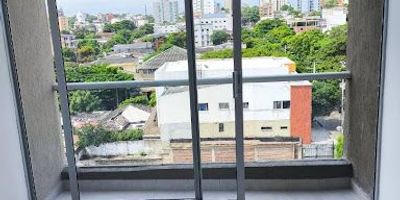 Hermoso apartamento en venta en el barrio Boston, Barranquilla.
Este espectacular apartamento es justo lo que estabas esperando, ideal para vivir con tu familia o como una excelente oportunidad de inversión.
3 habitaciones cómodas y bien iluminadas
2 baños modernos
Balcón con excelente vista
Sala-comedor amplia y acogedora
Cocina integral
Parqueadero propio
Situado en el tradicional barrio Boston, con fácil acceso a supermercados, centros comerciales, colegios y transporte público.  No dejes pasar esta oportunidad de adquirir tu nuevo hogar en una zona con alta valorización. Contáctanos para más información o agendar una visita.
