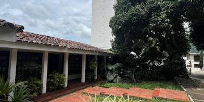 ¡Oportunidad única en Santa Helena, Ibagué! Vive rodeado de tranquilidad y naturaleza en esta hermosa casa de estilo campestre, ubicada en uno de los sectores más exclusivos y valorizados de Ibagué.

Esta propiedad de un solo nivel ofrece un diseño amplio, iluminado y funcional. Cuenta con un área total de 550 m², área construida de 276 m², sala y comedor independientes, 4 cómodas alcobas, 6 baños, estudio, patio interior, terraza al aire libre, y parqueadero.

Perfecta para quienes buscan amplitud, privacidad y contacto con la naturaleza, sin alejarse de la ciudad. ¡Todo esto a un excelente precio!