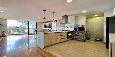 Codigo 18898. Apartamento en venta en Bosques de Aranjuez, barrio Santa Rita, Chía. Cuenta con un área construida de 89,97 m², estrato 4, y una antigüedad de 4 años. Originalmente de 3 habitaciones, fue reformado a 2 para mayor amplitud, con posibilidad de volver a la distribución inicial de 3 habitaciones si el cliente lo desea. Dispone de 3 baños, 2 parqueaderos y cómodos espacios, ideal para quienes buscan confort en una zona tranquila y de fácil acceso.