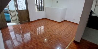 ¡Apartamento en Arriendo en San Jorge, Manizales! ??

Disfruta de un apartamento amplio, iluminado y con excelente ubicación en el tradicional sector de San Jorge. Perfecto para una familia que busca comodidad y fácil acceso a servicios.

Espacios Cómodos y Funcionales:
Cuenta con 3 habitaciones, 1 baño, sala comedor, zona de ropas y cocina semi integral con barra estilo americano. Piso en cerámica, hall de alcobas y área de garaje.

Vivienda Pet Friendly:
El propietario acepta mascotas, ¡ideal para quienes tienen un compañero peludo en casa!

Ubicación Estratégica:
Con acceso pavimentado, cerca de colegios, universidades, parques y rutas de transporte público. Una zona residencial tranquila y conveniente.

¡Solicita más información y agenda tu visita hoy mismo! ?✨
