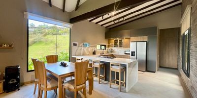 Casa en venta en El Retiro. Cerca al Parque del Retiro, fácil acceso. La urbanización cuenta con portería 24/7, rancho para eventos, caballerizas, juegos infantiles y amplias zonas verdes. Con 3 habitaciones, 4 baños, cocina integral abierta, chimenea, zona de ropas,  acabados modernos, jardín interno, sala-comedor amplia y terraza con vista panorámica. Además, cuenta con zona BBQ y de fogata, parqueadero para 5 carros, 2 de ellos cubiertos. ¡Agenda tu visita hoy mismo y encuentra tu nuevo hogar! Descubre más propiedades en: www.rentamospropiedadraiz.com CÓDIGO: 776264