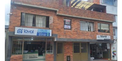 ? Casa en Venta – Barrio Orquídeas | Usaquén, Bogotá
¡Oportunidad de inversión con rentas activas!

Casa de 260 m² construidos, ubicada sobre vía principal, en una zona de alto tráfico y excelente valorización en el norte de Bogotá.

? Distribución del inmueble:


 
 2 locales comerciales:

 
  
  Local 1: renta mensual de $950.000
  
  
  Local 2: renta mensual de $2.600.000
  
 
 
 
 2 apartamentos independientes:

 
  
  Cada uno genera una renta mensual de $1.600.000
  
 
 


? Renta mensual total aproximada: $7.750.000

Excelente opción para quienes buscan una propiedad autosostenible, con múltiples unidades arrendadas y potencial de valorización.

?Ubicada en el barrio Orquídeas – Usaquén, con cercanía a transporte público, zonas comerciales y servicios.

? Contáctanos para más información o agendar tu visita. ¡Ideal para inversionistas!
