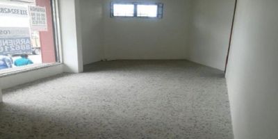 ? Alquiler de Local en El Triángulo, Manizales ?

¡Oportunidad única! Local comercial de 38 m² en el primer piso, con un gran ventanal que ofrece excelente iluminación. Ideal para oficina o negocio, cuenta con 1 baño y pisos en cerámica. Ubicado en la zona rosa, con acceso pavimentado y cerca de centros comerciales, colegios y parques. Perfecto para aprovechar la alta afluencia de tráfico en la zona. ??✨
