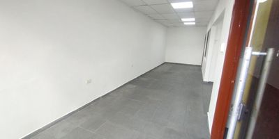 Local de 50 metros cuadrados aproximadamente, cuenta con dos baños, un salón principal un salón auxiliar y una zona de cocineta.