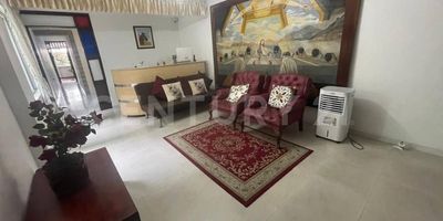 Alquiler de casa con generosos espacios, excelente ubicaciòn sobre la av. 8 norte, central, equidistante, sector muy comercial, ideal para hostal, colegio, ips, oficinas, cuenta con un local de 40 m2 con vitrina, son 450 m2 construidos distribuidos de la siguiente manera: En el 1er piso encontramos local independiente con baño, garaje, sala y recepciòn, zona comedor con patio interior, cocina integral toda en acero inoxidable, estufa con horno,  2 habitaciones con baño, una habitaciòn sin baño, zona de oficios, pequeña habitación, cuarto de almacenaje con baño, estadero con gran patio que puede aprovecharse para actividades, en el 2do piso encontramos terraza con tanque reserva agua de lluvia, 5  habitaciones todas con baño, una gran biblioteca con baño que puede convertirse en dos habitaciones, otra sala, el 2do piso cuenta con dos accesos, la casa es un excelente lugar para desarrollar su negocio, separa tu cita ya