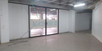 Local u oficina en arriendo y venta cerca a vias principales, clinicas, centros comerciales, restaurantes, facil acceso a rutas de transporte publico y una gran variedad de servicios complementarios. Piso en baldosa, espacio abierto, baños privados, cocineta, energia basica, 8 KVA. El mall Cuenta con baños comunales, vigilancia 12 hrs.inmueble sujeto a verificación de disponibilidad
