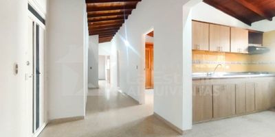 Apartamento en Arriendo – Itagüí, Barrio El Carmelo (Santamaría) (Piso 3)
Este apartamento es la opción ideal para quienes buscan un espacio cómodo, amplio y bien ubicado en el sector de El Carmelo, en Itagüí. Su ubicación estratégica dentro del barrio Santamaría permite fácil acceso a servicios, transporte y zonas comerciales.Con un área de 80m², este inmueble ofrece una excelente distribución: 3 alcobas con clósets, 2 baños cabinados, una amplia sala comedor, zona de ropas independiente y 2 balcones que aportan frescura e iluminación natural. La cocina integral está equipada con red de gas, calentador y excelentes acabados. El piso en retal de mármol le da un toque elegante y duradero.Ubicado en estrato 3, es una gran oportunidad para vivir cómodamente en un entorno residencial tranquilo.
COD 8202