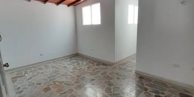 Apartamento en venta en Belén Alameda – Ubicación estratégica y excelente distribuciónDescubre este amplio y luminoso apartamento de 99 m² ubicado en un cuarto piso SIN ASCENSOR, en una de las zonas más apetecidas de Belén. Cuenta con 3 cómodas habitaciones, 3 baños, sala comedor, cocina integral, zona de ropas independiente y pisos en retal de mármol que aportan elegancia y frescura. Además, incluye parqueadero cubierto y red de gas domiciliario.Está ubicado en estrato 5, en una zona residencial segura y tranquila, con excelente conectividad: acceso inmediato a la Avenida Bolivariana, la 33 y conexión con la autopista Norte y Sur. A pocos minutos del centro comercial Unicentro, el parque de Belén y la Universidad Pontificia Bolivariana. Rodeado de una amplia oferta gastronómica y con excelente acceso a transporte público.Una excelente oportunidad para vivir o invertir en una de las mejores zonas del occidente de Medellín. Agenda tu visita y enamórate de tu próximo hogar.