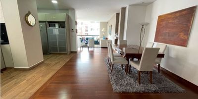 Precio INCLUYENDO admon $18.000.000 Arrendamos excelente apartamento en Chico Reservado. Acceso directo desde el ascensor, puerta de seguridad. Entrando tenemos baño social, cocina abierta con una barra auxiliar, comedor independiente, sala amplia con chimenea, baño de servicio y zona de lavandería independiente. Luego tenemos estudio con salida a un balcón, 3 habitaciones cada una con baño, la principal con un amplio walking closet. Un apto exterior con ventanales de piso a techo, 2 parqueaderos amplios e independientes y un depósito con un gran tamaño. Disponible a partir del 2 de octubre.
