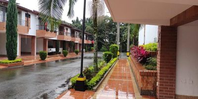 Hermosa casa con amplios espacios, en un maravilloso conjunto residencial cerca al centro comercial Arkadia, El conjunto residencial tiene; placa deportiva, juegos infantiles, piscina y seguridad las 24 horas. La casa tiene generosos espacios, 3 habitaciones muy amplias cada una con closet, la principal con bañó y aire acondicionado, sala estar de televisión, salón comedor, cocina tipo americana integrada al área social de la casa, patio o terraza con generosos espacios, tercer piso con biblioteca y estudio amplios, zona de ropas.