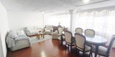 Código, 9278FR249, en venta apartamento consta de tres habitaciones, dos principales y una habitación de servicio con su baño privado, todas con closet y buena iluminacion, tres baños, sala comedor cocina , zona de lavandería, tiene vista exterior, el parqueadero es comunal. Se encuentra en un piso segundo, no tiene ascensor, parqueadero comunal. Se encuentra en zona central de barrios unidos, cerca de transporte público, Transmilenio comercio, restaurantes. 
