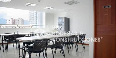 Estas oficinas se destacan por su ubicación privilegiada en unas de las zonas mas dinámicas y accesibles de la cuidad, con fácil conexión a vías principales, transporte publico, centros financieros, comerciales y empresariales, estas oficinas ofrecen un entorno profesional, moderno y funcional, ideal para empresas que buscan proyectar una imagen corporativa, solida y bridar comodidad a su equipo de trabajo y clientes. 