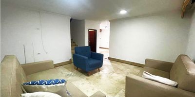   Casa de dos pisos independinte, de ciento treinta metros cuadrados ofrece el equilibrio perfecto entre comodidad y ubicación estratégica. Se encuentra en una zona residencial tranquila, rodeada de todo lo que necesitas: ferreterías, colegios, universidades, clínicas, restaurantes, todo a tu alcance.  Centro comercial Único, Americanino y el éxito.

En el primer piso de Mármol encontrará una acogedora sala, una cocina equipada que inspira a crear grandes momentos, un cuarto de servicio con su baño, zona de labores, patio y parqueadero privado. El segundo piso cuenta con tres amplias alcobas, incluyendo una principal con baño privado, además de un baño compartido. Con una ubicación privilegiada en lado sombra, disfrutarás de una terraza grande en el primer piso con ambiente fresco y agradable en todo momento. Ideal para familias que buscan comodidad, tranquilidad y cercanía a los servicios esenciales.

"¡No dejes pasar esta oportunidad! Contáctanos hoy mismo para agendar tu visita y descubrir todo lo que esta increíble casa tiene para ofrecer. ¡Tu nuevo hogar te espera!"

 
