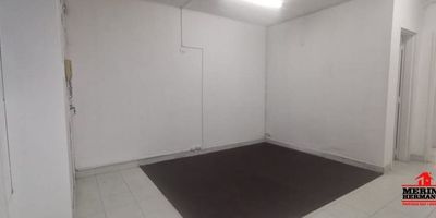 Venta oficina consultorio Centro en la calle Maracaibo con la carrera Oriental de Medellín, con muy buena ubicación, con buen transporte público, espacio de recepción, baño, cocineta, espacio de gerencia, parqueadero sencillo común, muy negociable el valor, portería 24 horas