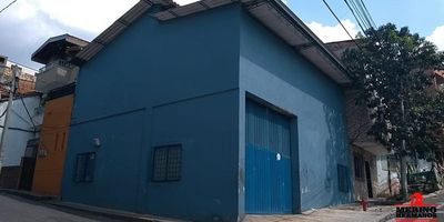Vendo Bodega industrial 
Barrio las Palmas
Precio: 1,100 millones 

Uso industrial
Piso reforzado industrial
Poceta 
Baño
Energía 220/110
Rampa para cargue y descargue de material
Puerta camión (aproximadamente 3 mts de altura), más en su interior cuenta con una altura de 7 mts 
Área de 130 mts (Además de contar con un mesanini desarmable por partes, el cual duplica el área efectiva de la bodega, 260 mts respectivamente)
Bodega con capacidad de hasta triplicar y cuadruplicar su área ya que tiene los simientos, columnas de refuerzo, vigas subterráneas y perimetrales adecuadas que sustentan el soporte necesario para instaurar mesanini’s provisionales 
 construcción tradicional (reforzada y remodelada recientemente)
estrato 3