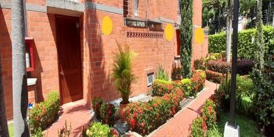 Valle del Lili- Cali, Encantadora casa ofrece amplitud y confort gracias a sus tres niveles luminosos con ventanas altas , en el primer nivel su diseño cuenta con sala comedor, espacio de  televisión , patio, cocina integral , baño social, alcoba de servicio con baño, zona de oficios. en el segundo nivel dos habitaciones , baño de alcobas, amplio espacio para estudio, en el tercer nivel disfrutaras de un diseño de privacidad para la alcoba principal con estudio, terraza , cómodo baño, dos closets.
esta casa cuenta con hermoso  jardín exterior y parqueadero doble.
La unidad cuenta con piscina adultos y niños, cancha futbol y Baloncesto, juegos infantiles.
cerca a parques, centros comerciales, universidades , colegios y clínicas .