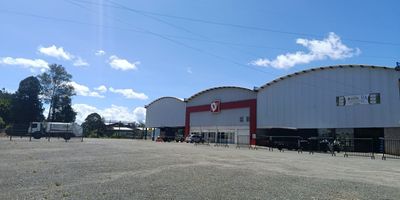 Oportunidad unica de negocio! Se arrienda bodega en la Central Ganadera, un lugar estrategico con alto flujo de personas y vehiculos. Ideal para emprendedores o comerciantes que buscan visibilidad y movimiento. Solo los sabados, mas de 800 vehiculos y aproximadamente 900 personas circulan por la zona, lo que la convierte en un punto comercial de alto impacto. La bodega cuenta con excelente acceso, espacio amplio, estructura funcional y ubicacion privilegiada dentro de la Central. Perfecta para almacenamiento, distribucion o punto de venta. No dejes pasar esta oportunidad para posicionar tu negocio en uno de los lugares mas concurridos del sector. Que esperas para contactarnos? Tu proximo exito empieza aqui!