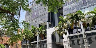 Local comercial para arrendamiento de mas de 100 metros cuadrados distribuidos en dos niveles, ubicado externamente en un centro ejecutivo en e occidente de la ciudad, cercano a la avenida 80 y la calle san juan hace que este inmueble tenga una ubicación muy central ideal para la logística, cuenta con una vitrina de exposición alta sobre la Av Nutibara, ideal para marcas con posibilidad de ser mas de 300mts que esperas para conocer este imponente local