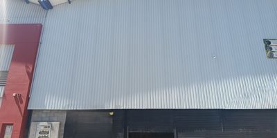 Oportunidad unica de negocio! Se arrienda bodega en la Central Ganadera, un lugar estrategico con alto flujo de personas y vehiculos. Ideal para emprendedores o comerciantes que buscan visibilidad y movimiento. Solo los sabados, mas de 800 vehiculos y aproximadamente 900 personas circulan por la zona, lo que la convierte en un punto comercial de alto impacto. La bodega cuenta con excelente acceso, espacio amplio, estructura funcional y ubicacion privilegiada dentro de la Central. Perfecta para almacenamiento, distribucion o punto de venta. No dejes pasar esta oportunidad para posicionar tu negocio en uno de los lugares mas concurridos del sector. Que esperas para contactarnos? Tu proximo exito empieza aqui!